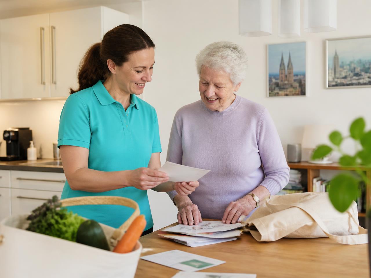 JenWatch Mitarbeiterin sortiert gemeinsam mit einer Seniorin in Jena Post und Einkäufe